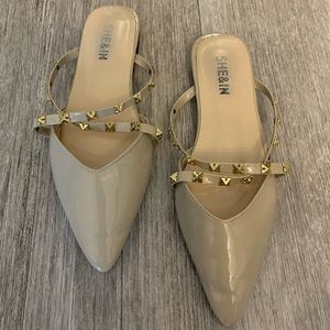 Point Toe Spiked Decor Cross
Strap Flat Mules